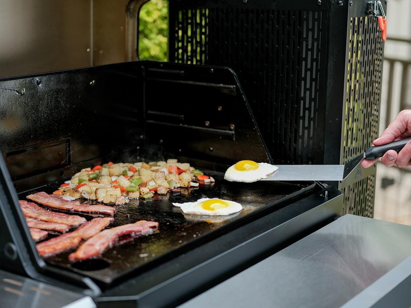 Plancha, Parrilla y Ahumador de Carbón Digital Masterbuilt Gravity Series 800